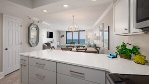 Ovn, kokeplater, oppvaskmaskin og kaffetrakter/tekoker