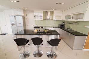 Business Suite, 4 Bedrooms | Private kitchenette | Fridge, microwave, stovetop, electric kettle - Luxury Penthouse 4BRS City Centre (Ho Chi Minh City)