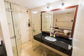 Suite empresarial, 4 habitaciones | Baño | Tina profunda, amenidades de baño gratuitas, secadora de cabello 