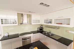 Business Suite, 4 Bedrooms | Private kitchenette