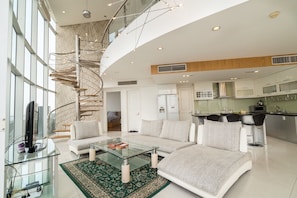 Business Suite, 4 Bedrooms | Living room