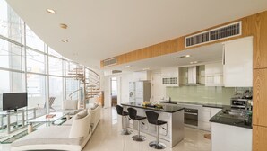 Suite empresarial, 4 habitaciones | Área de sala de estar
