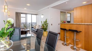 Apartment, Park View | Living room | Flat-screen TV - Central 2 Bedroom with Free Parking (Auckland)