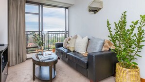 Apartment, Park View | Living room | Flat-screen TV - Central 2 Bedroom with Free Parking (Auckland)