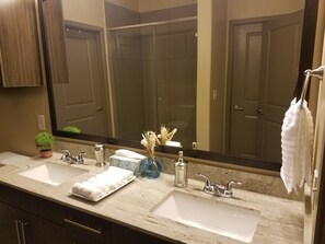 Business Apartment, 2 Bedrooms, 2 Bathrooms, City View | Bathroom amenities | Combined shower/bathtub, free toiletries, hair dryer, towels - Corporate Apartments Downtown DeepEllum (Dallas)