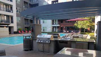 15 座室外游泳池,提供日光浴躺椅