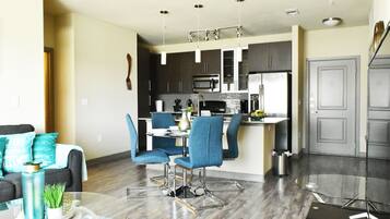 Apartamento empresarial, 2 quartos, 2 banheiros, vista para a cidade | Sala de estar | TV de tela plana 59 polegadas com canais a cabo, TV, Netflix