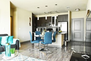 Business Apartment, 2 Bedrooms, 2 Bathrooms, City View | Living room