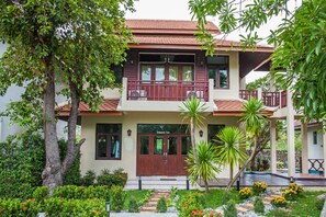 Villa panoramique, 2 chambres, 2 salles de bains, vue sur le jardin | Coffre-fort, décor unique, ameublement unique, rideaux d’obscurcissement