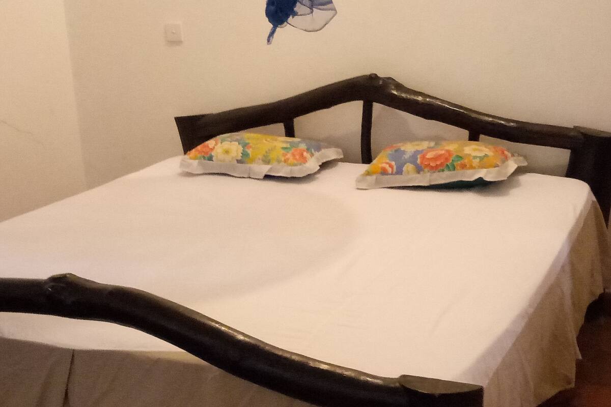 1 habitación, escritorio, wifi gratis y ropa de cama