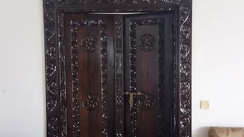 Chambre Double Deluxe, 1 chambre, vue piscine, rez-de-chaussée | Coin séjour | Télévision