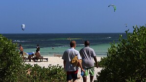 A beach with people, a clear sky, and a view of the ocean. - Travellers Inn Resort Malindi (Malindi)
