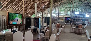Breakfast, lunch, dinner served; barbecue, pool views  - Travellers Inn Resort Malindi (Malindi)
