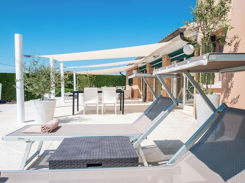 DAISY Luxury Apt in Villa, Patio, Pool, Hot Jacuzzi, A/C, WiFi, Gym, Sauna