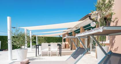 DAISY Luxury Apt in Villa, Patio, Pool, Hot Jacuzzi, A/C, WiFi, Gym, Sauna