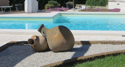 Aplicación de lujo MAISON DE CHARME. Villa rural con piscina, wifi, aire acondicionado.