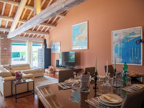 Dining - TULIP Luxury Apt in Villa, Patio, Pool, Hot Jacuzzi, A/C, WiFi, Gym, Sauna (San Pietro di Cavarzere venezia)
