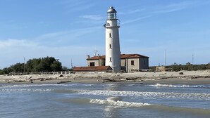 Un phare offrant une vue dégagée sur la plage et l’océan environnants.