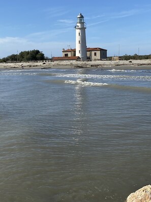 Ranta lähistöllä, aurinkotuoleja, rantapyyhkeitä