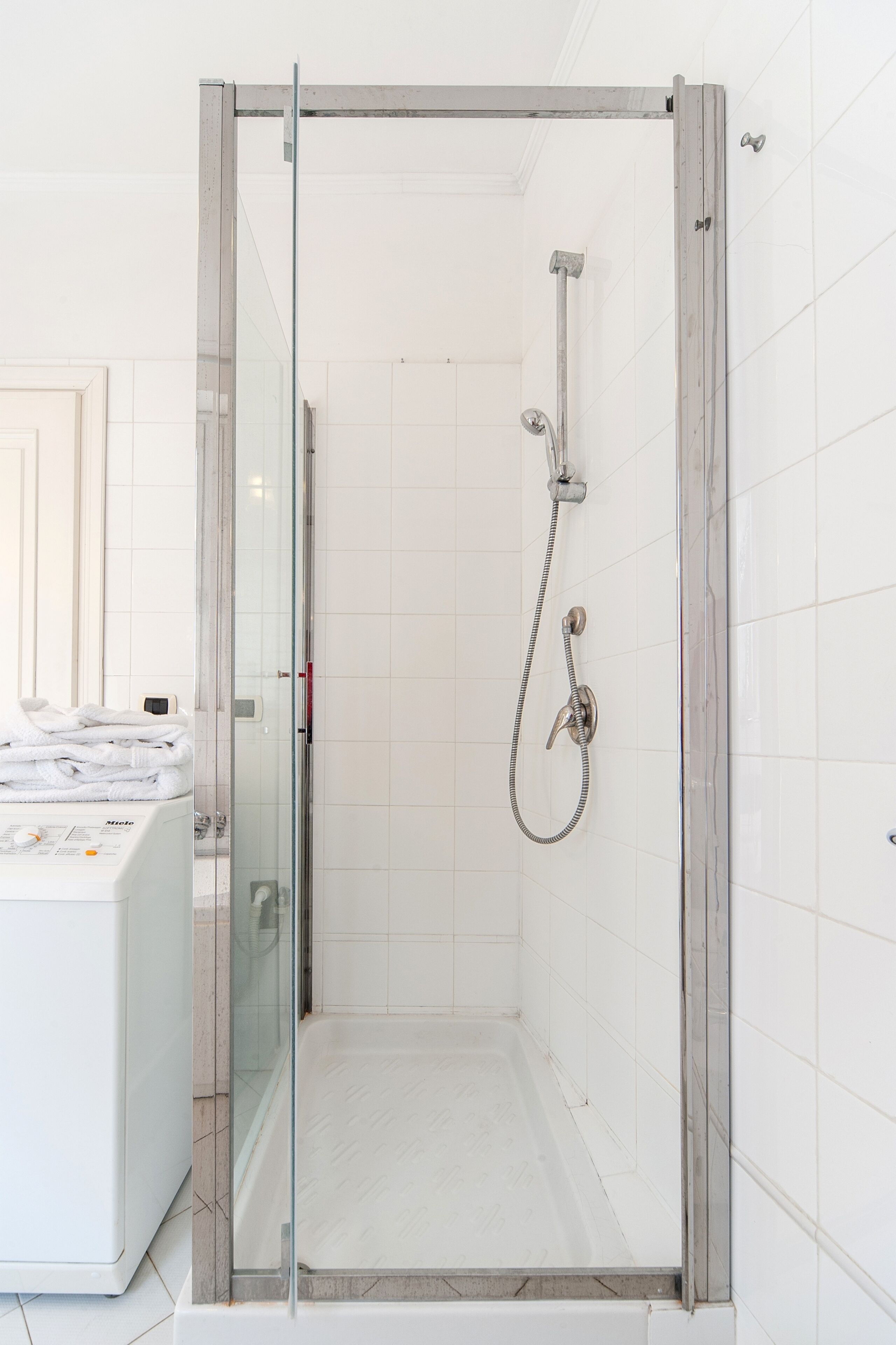 Combined shower/bathtub, hair dryer, bidet, towels