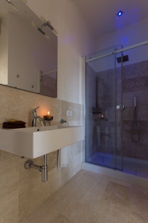 Doccia, asciugacapelli, bidet, asciugamani