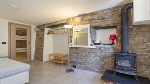 2 bedrooms, iron/ironing board, WiFi, bed sheets -  House La Rosa "Bruno"    (Pian dei Manzi)