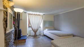 2 habitaciones, tabla de planchar con plancha, wifi y ropa de cama