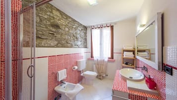Douche, sĂšche-cheveux, bidet, serviettes fournies