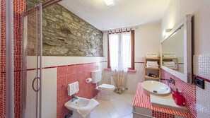 Ducha, secador de pelo, bidet, toallas
