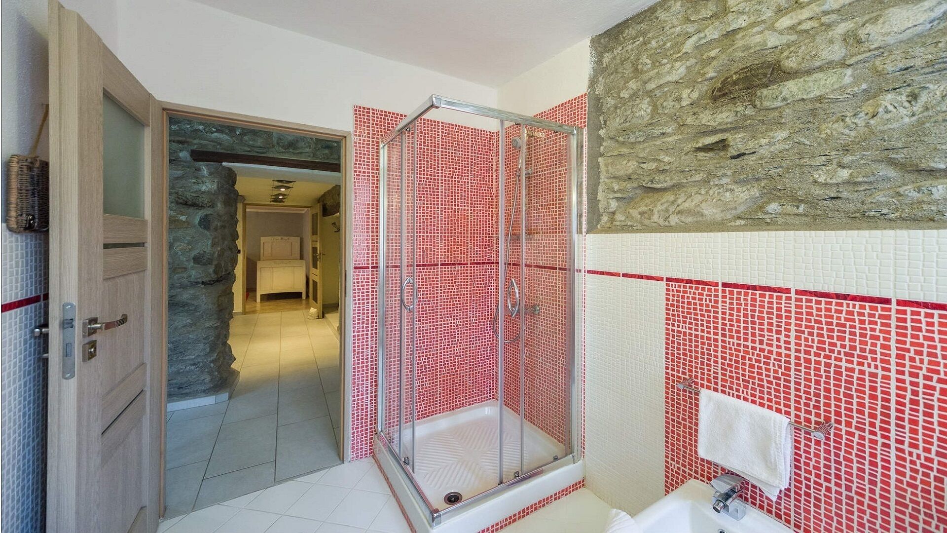 Dusche, Haartrockner, Bidet, Handtücher