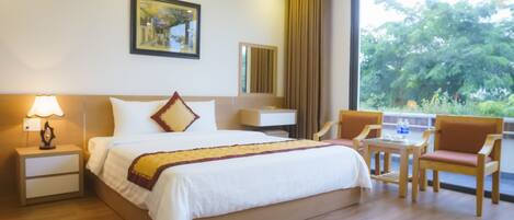 Minibar, desk, free WiFi