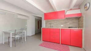 Frigorifero, forno, piano cottura, macchina per tè/caffè