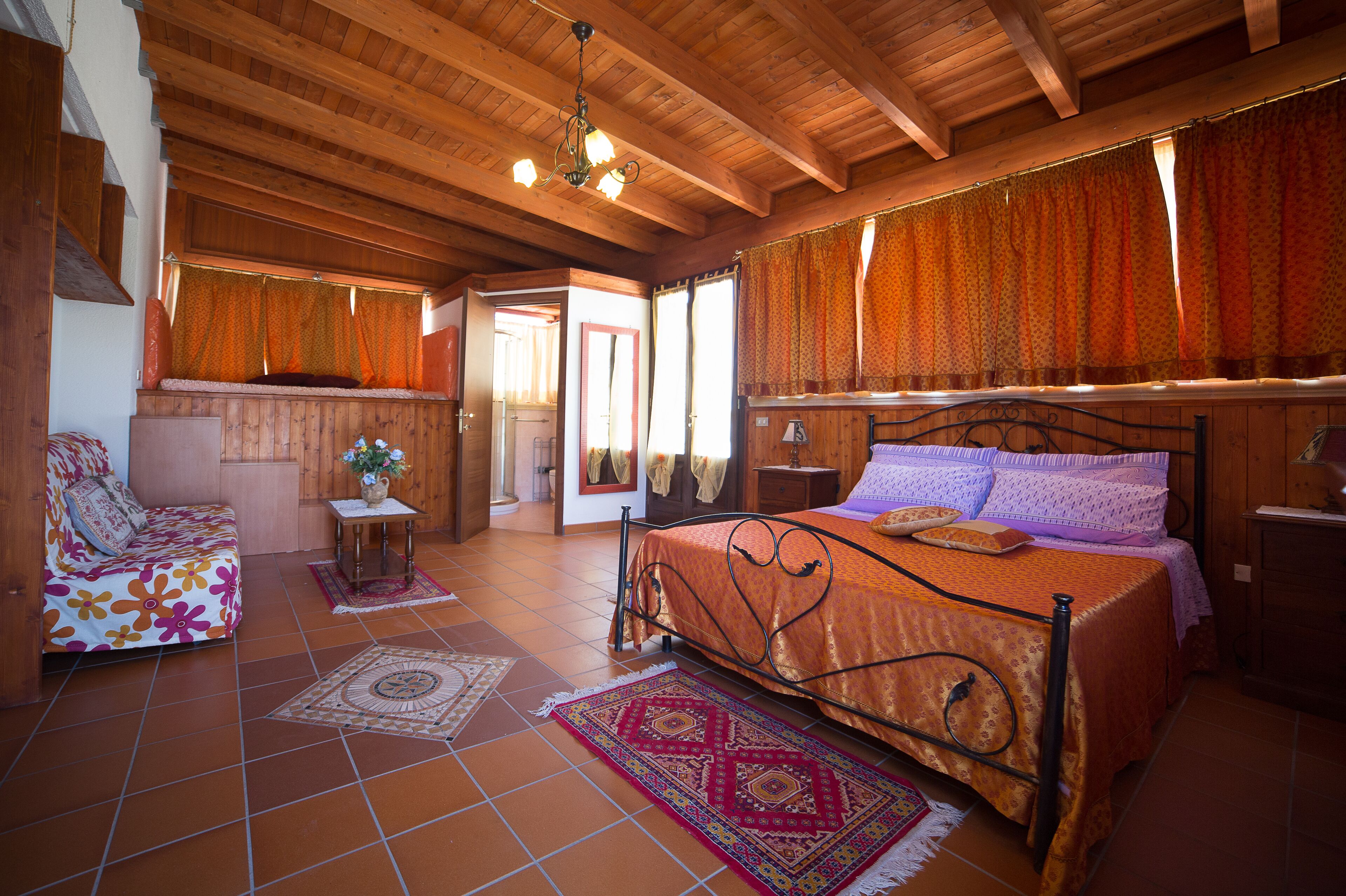 5 Schlafzimmer, Schreibtisch, Bügeleisen/Bügelbrett, Reisekinderbett