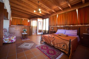 5 makuuhuonetta, työpöytä, silitysrauta/-lauta, vauvan matkasänky