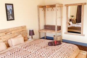 Chambre Double, 1 très grand lit | Chambres insonorisées, fer et planche à repasser, Wi-Fi gratuit