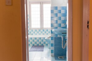 Kahden hengen huone, 1 suuri parisänky | Kylpyhuone | Suihku, ilmaiset hygieniatuotteet
