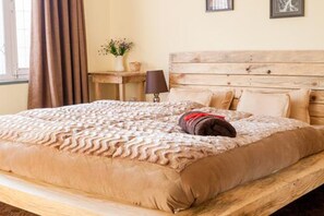 Chambre Double, 1 très grand lit | Chambres insonorisées, fer et planche à repasser, Wi-Fi gratuit