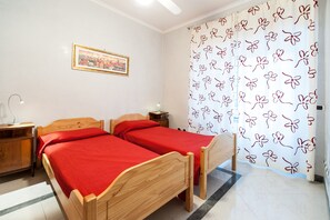 2 slaapkamers, een kluis op de kamer, een strijkplank/strijkijzer, wifi