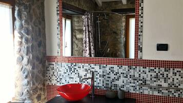 Douche, sèche-cheveux, bidet, serviettes fournies