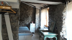1 habitación, tabla de planchar con plancha, wifi y ropa de cama 