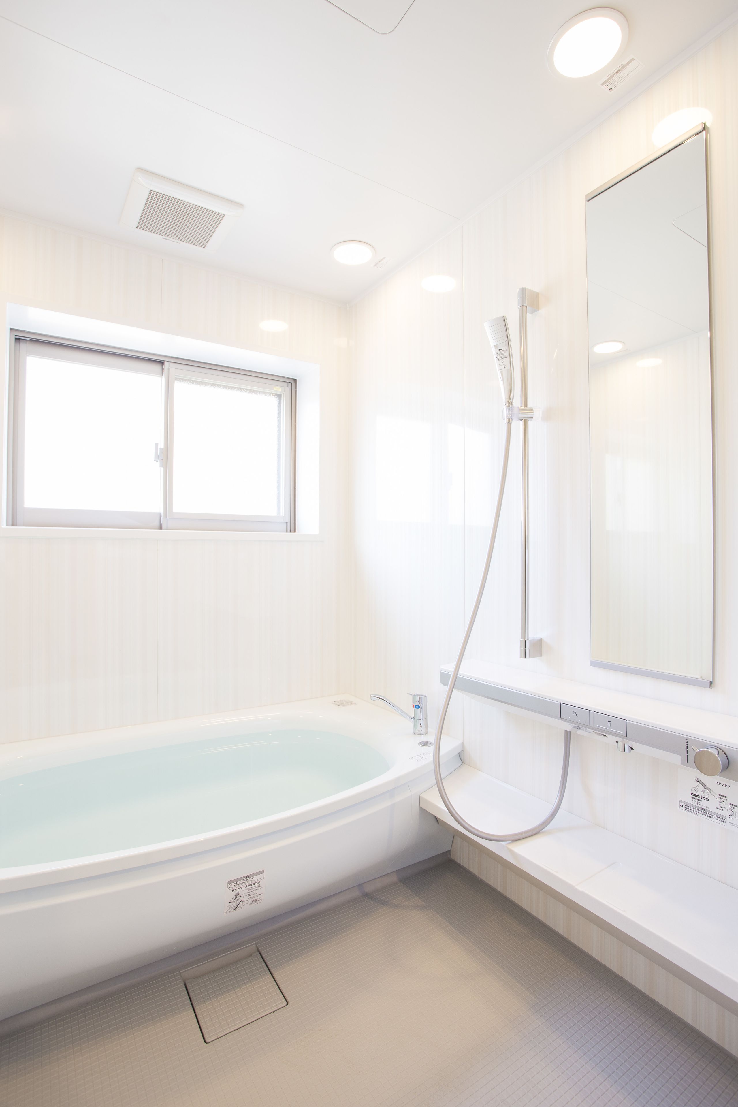deluxe twin room | bathroom | separate bathtub and shower, free toiletries, hair dryer, slippers