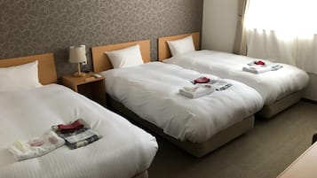 Basic Triple Room, 3 Twin Beds | Desk, soundproofing, iron/ironing board, free WiFi