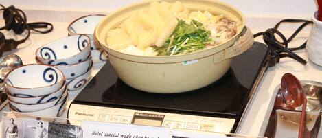 Un bol de chanko nabe con un rótulo que indica que es una especialidad del hotel.