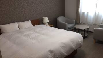 Basic Double Room | Desk, soundproofing, iron/ironing board, free WiFi