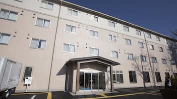 Vista frontal de la propiedad