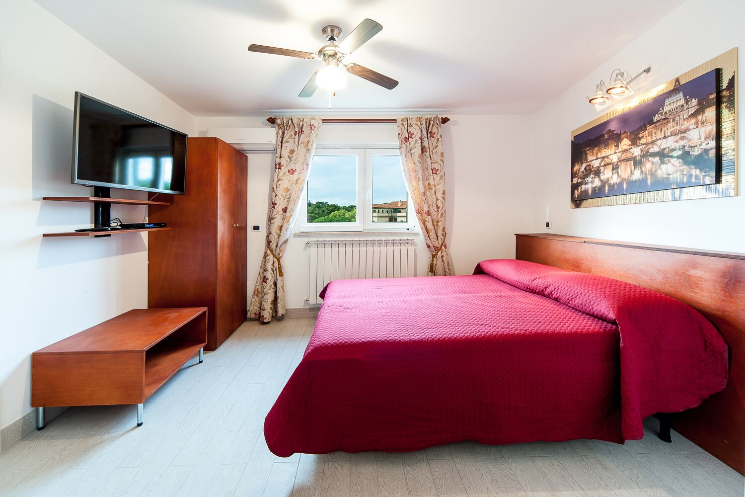 1 sovrum, värdeförvaringsskåp på rummet och strykjärn/strykbräda