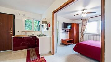 1 soveværelse, pengeskab på værelset, strygejern/strygebræt