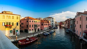 A canal in Venice with colorful buildings on either side. - VIOLET Luxury Apt in Villa, Patio, Pool, Hot Jacuzzi, A/C, WiFi, Gym, Sauna (San Pietro di Cavarzere VE)