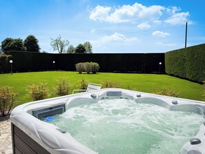 Outdoor spa tub - VIOLET Luxury Apt in Villa, Patio, Pool, Hot Jacuzzi, A/C, WiFi, Gym, Sauna (San Pietro di Cavarzere VE)