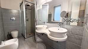 Douche, séchoir à cheveux, bidet, serviettes fournies